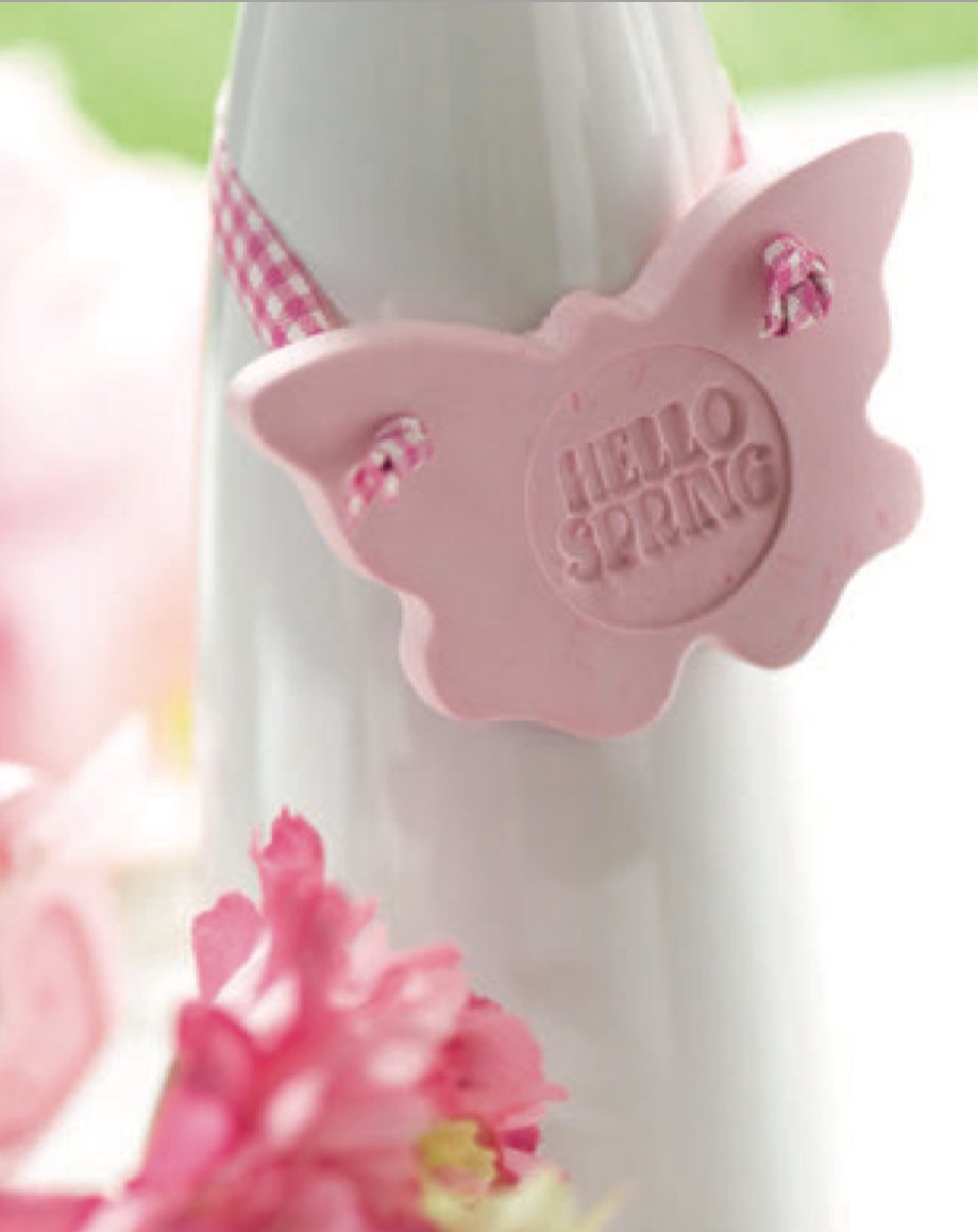 Anhänger mit eingefärbtem Raysin Schmetterling Beispiels-Bild Rayher