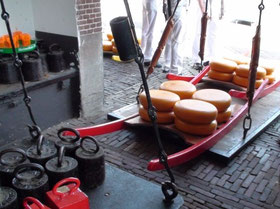 La pesée, puis les porteurs emmènent les commandes vers les camions...