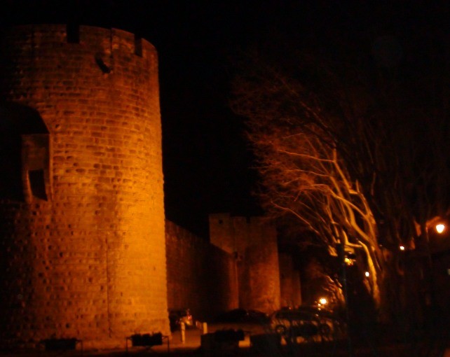 Les remparts de nuit.