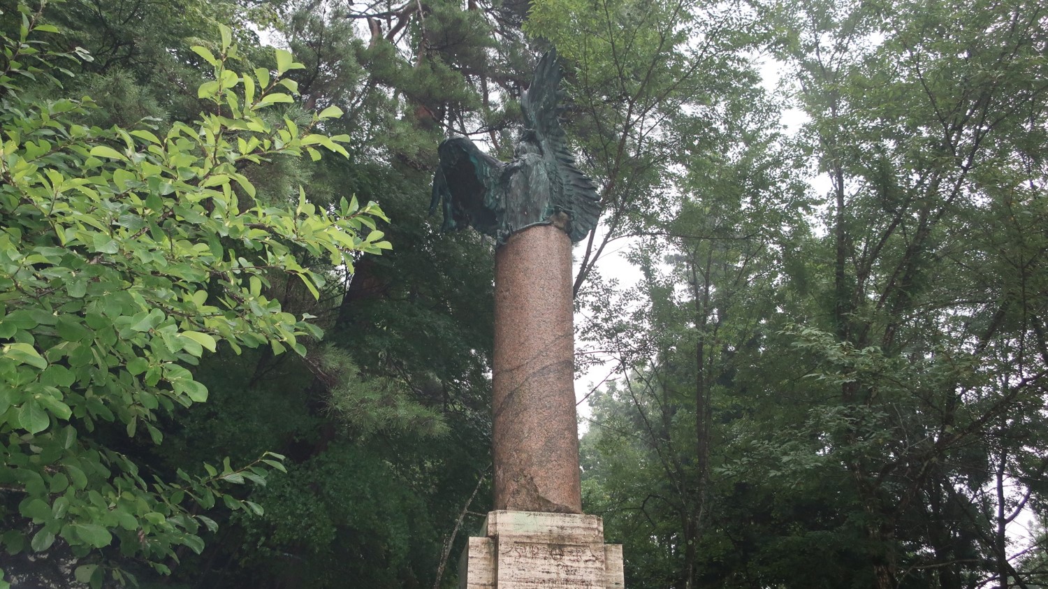 飯盛山に立つ慰霊塔。ローマから運ばれた柱で造られています。
