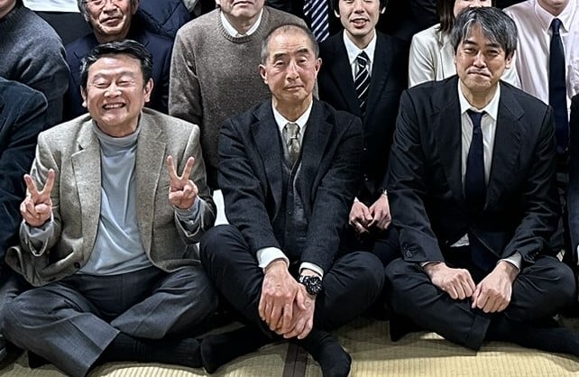 向かって右が教授、左が私、中央の髪の薄い方は私より2年先輩。