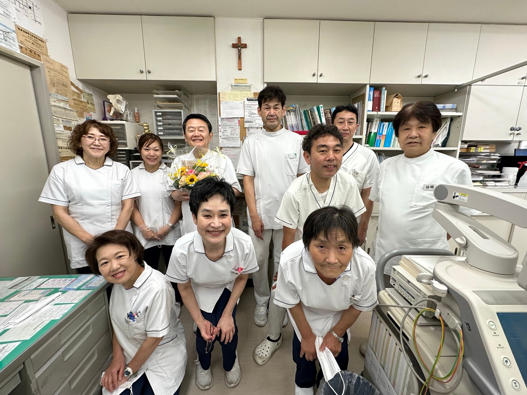 熱心な従業員達に支えられて、幸せな院長です。