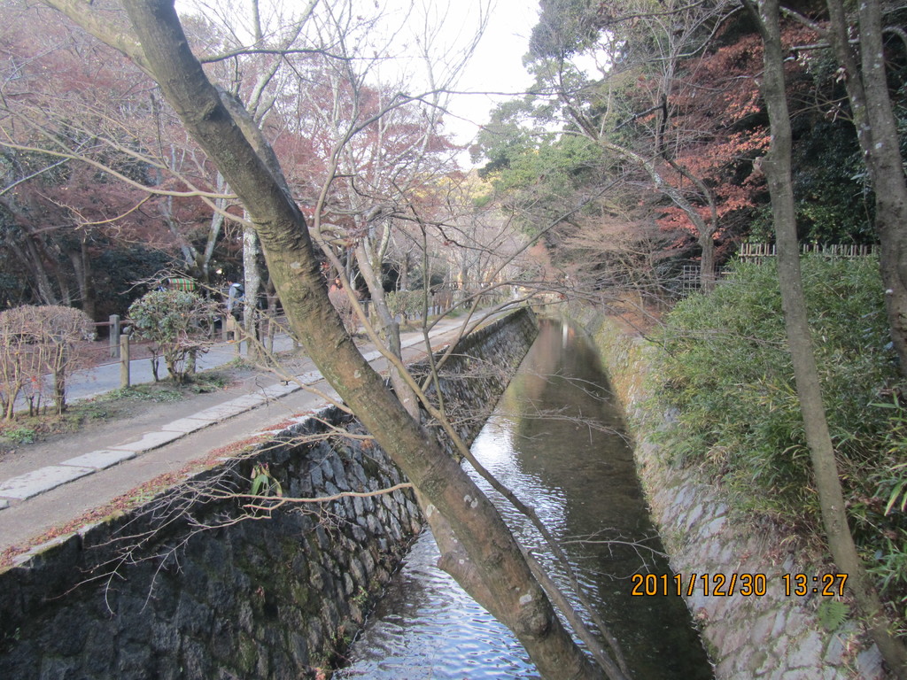 ３．哲学の道 　　京都帝国大学教授の哲学者、西田幾太郎が思索にふけりながら歩いたと言われる疎水沿いの小径です。