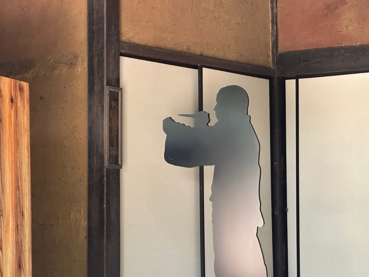 19歳で医師開業試験を受ける決心をした清作は、実家の床柱に彫刻刀で決意を刻みました。