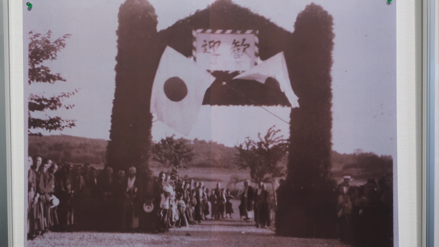 英世が渡米後、最初で最後の凱旋帰国を果たし、降り立った磐越西線 翁島(おきなしま) 停車場。村の人々は「歓迎 野口英世博士」の垂れ幕で迎えました。