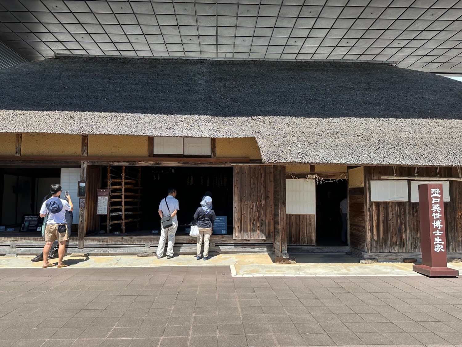 野口英世の生家。磐梯山の麓(ふもと)、猪苗代湖の畔(ほとり)にあります。