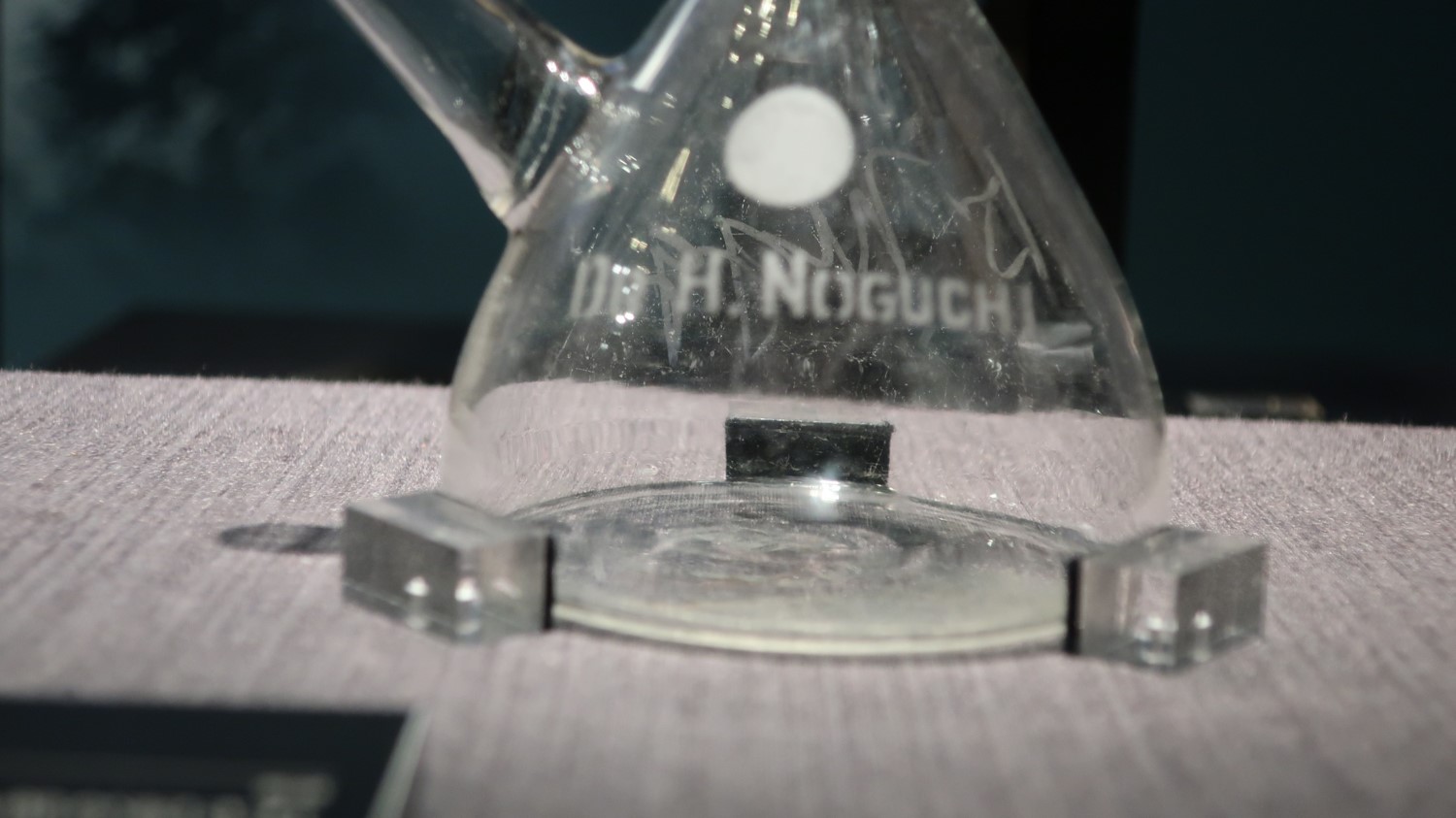 DR H.NOGUCHIの名前が書かれています。