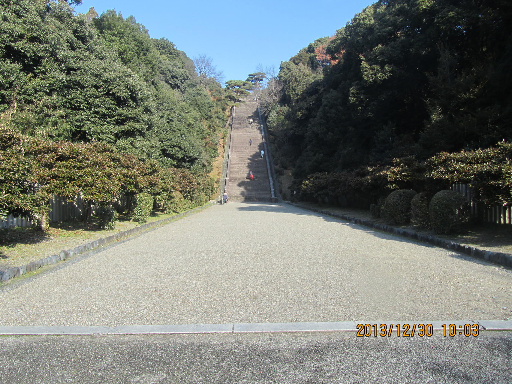 御陵に続く石段。公称230段ですが、私が数えたら234段でした。小学生の時は一気に駆け上がれました。