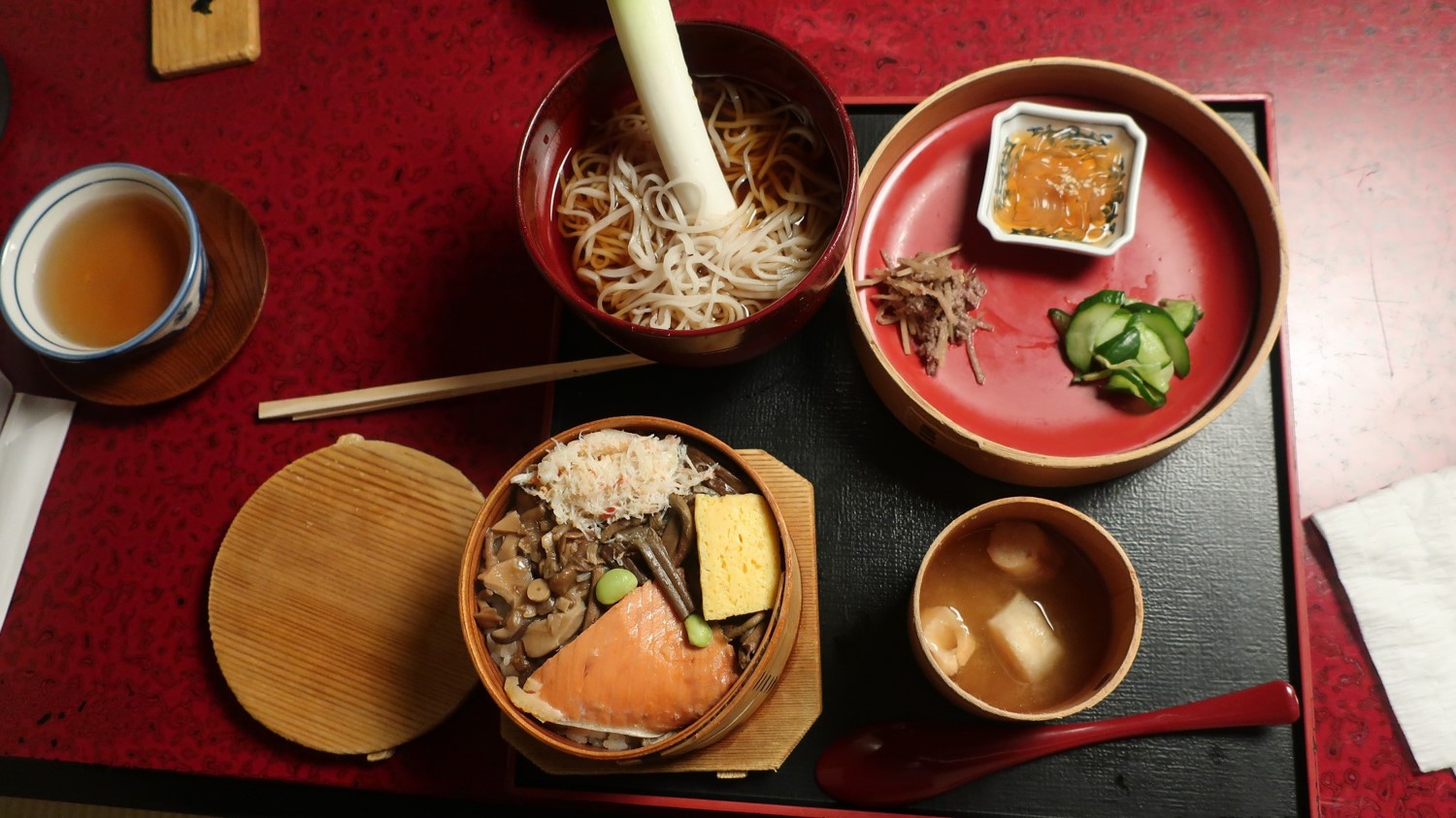 山海の幸と飯が絶妙に合っていて、旨いです。