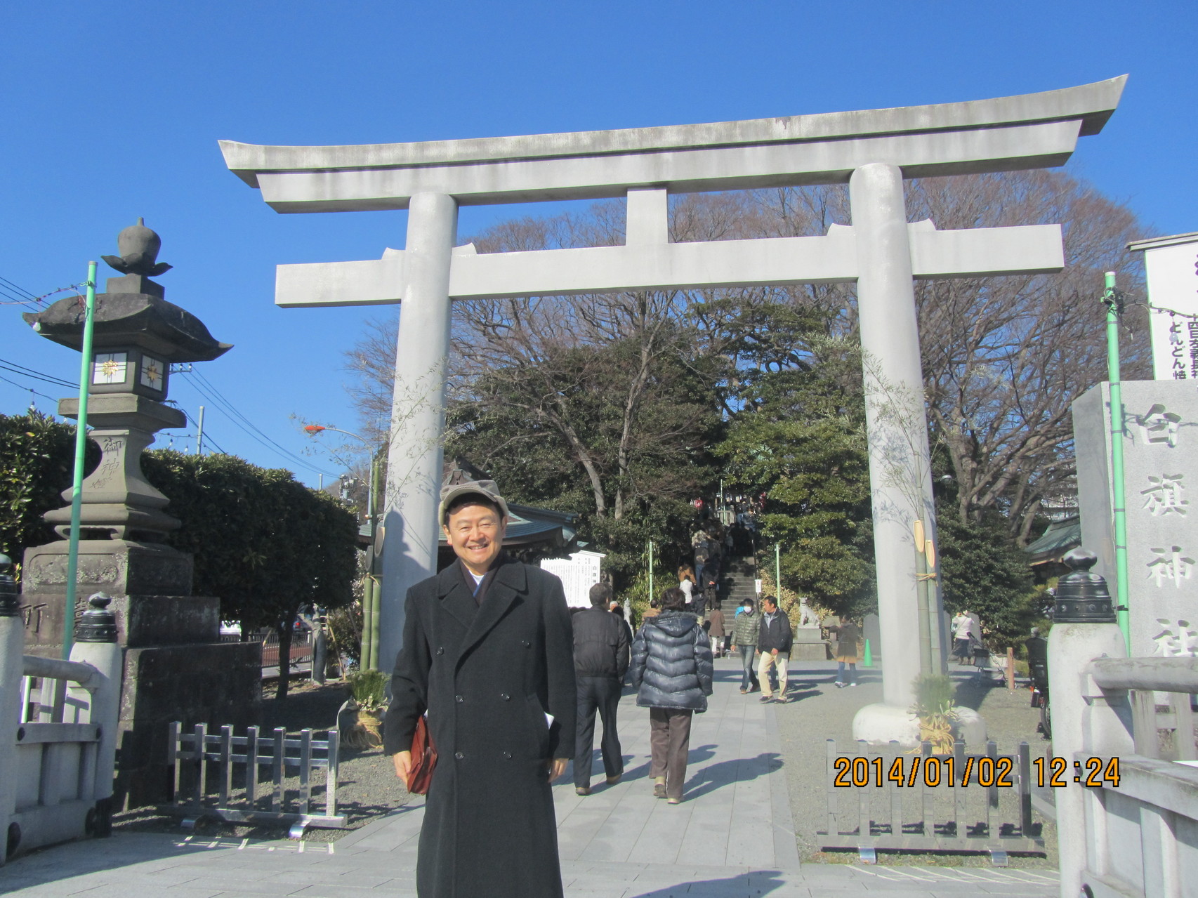 源 義経の兄、源 頼朝が弟、義経を祭神として白旗神社に祀（まつ）るよう指示したと言われています。