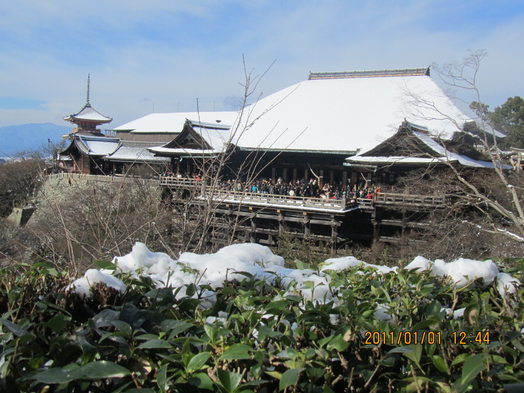 １３．元日の清水寺も、屋根に雪が積もり優美。今年は縁起が良い年になりそうです