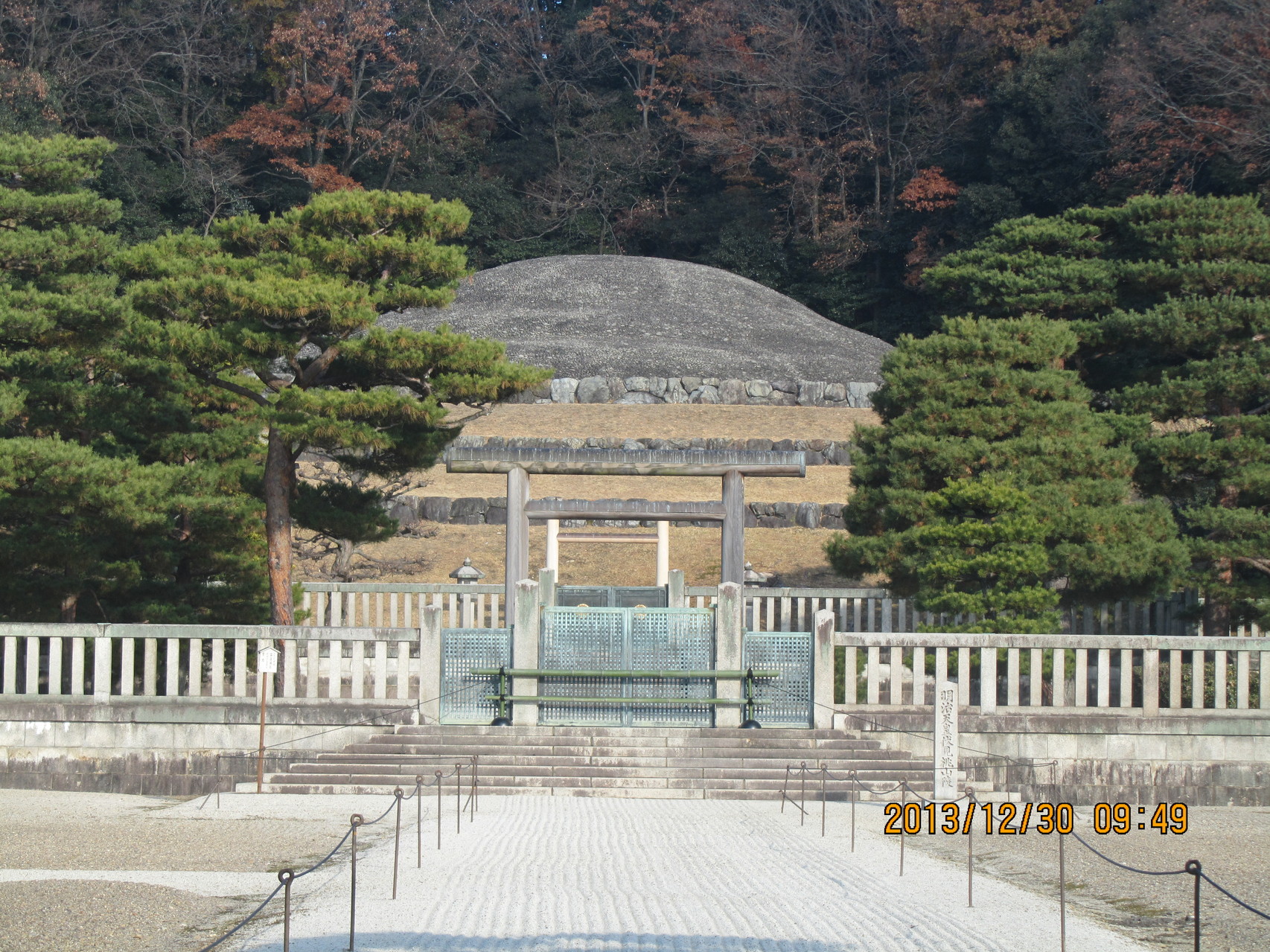 御陵は豊臣秀吉が築いた伏見城の本丸跡に造られました。私が通った桃山小学校もすぐ近くにあります。