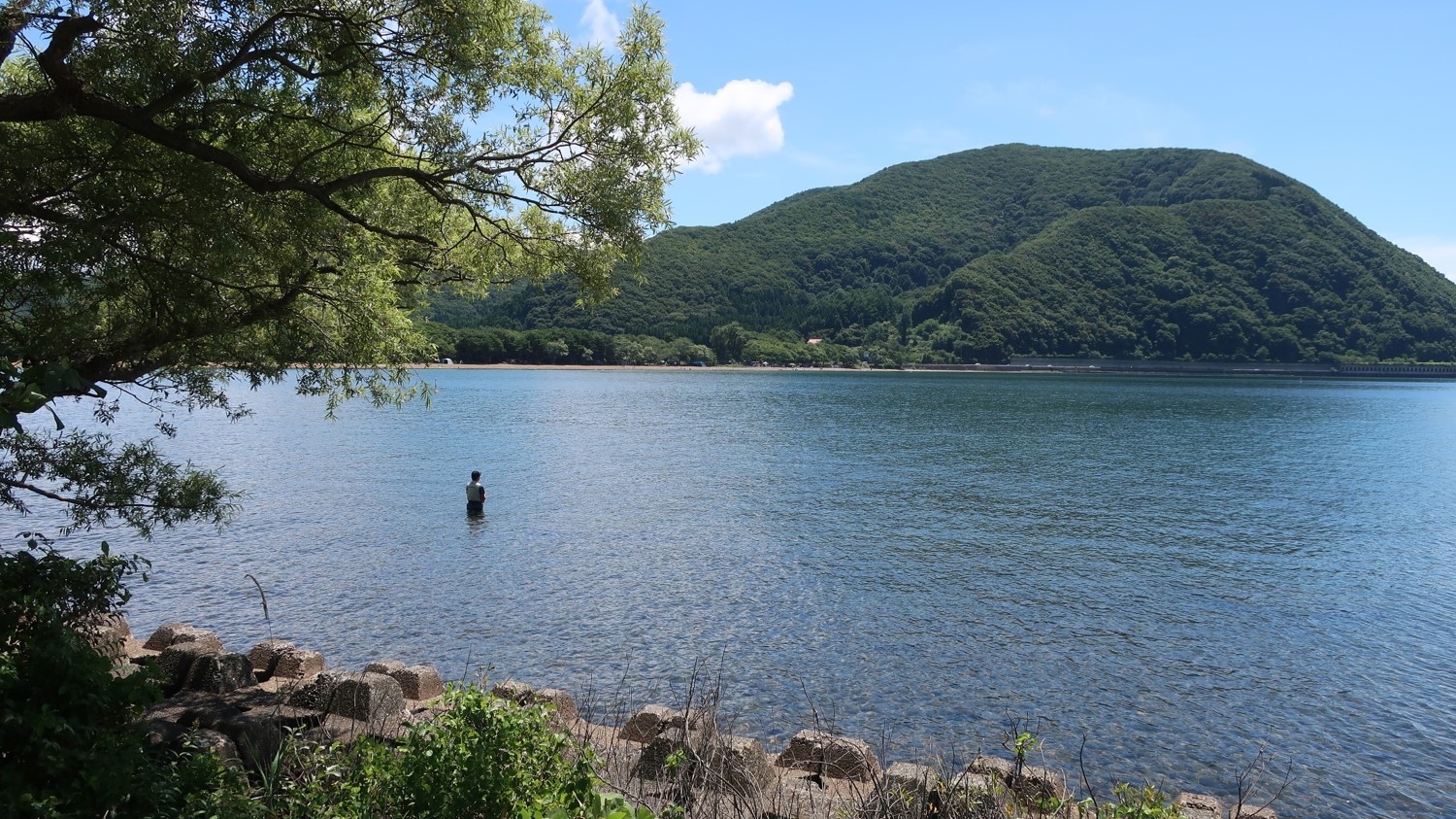 美しい猪苗代湖。「天鏡湖」とも呼ばれるほど透明度の高い水質です。