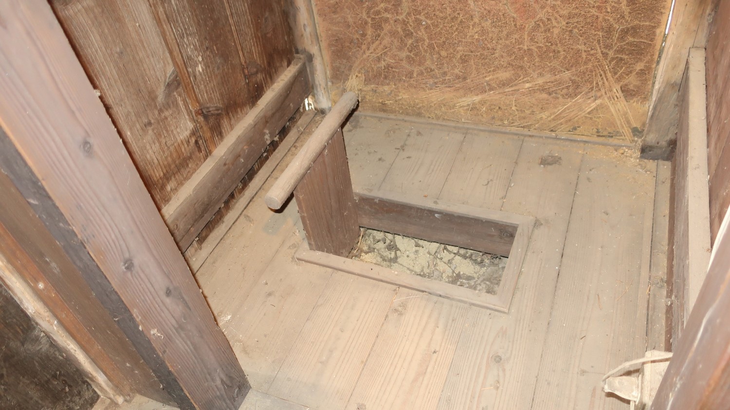 厠(かわや)。便所です。