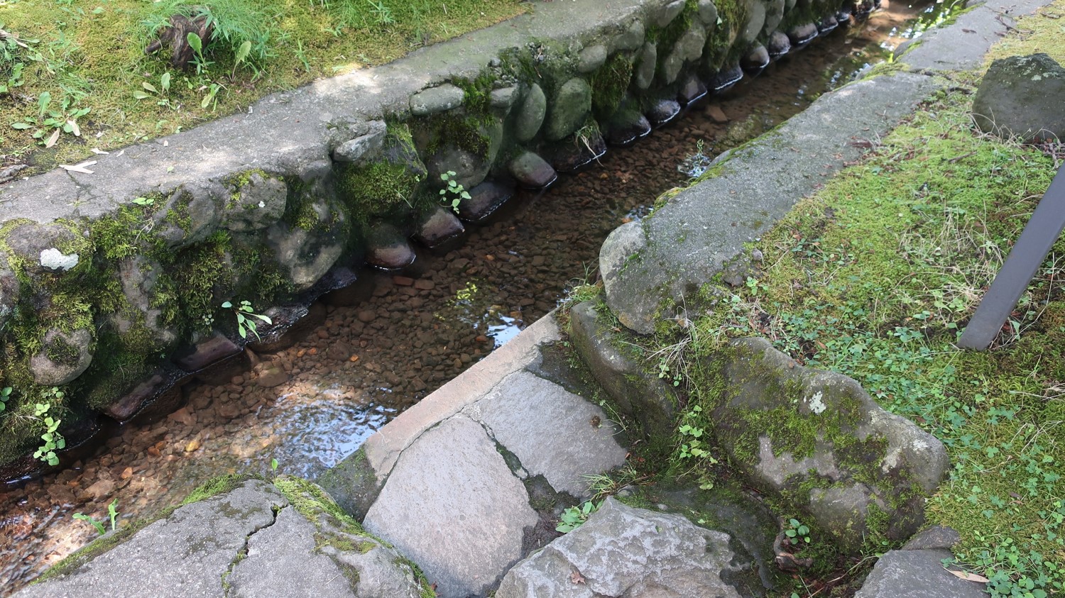 清作が囲炉裏に落ちた時、母シカが洗い物をしていた小川。清作の悲鳴がここまで届きました。