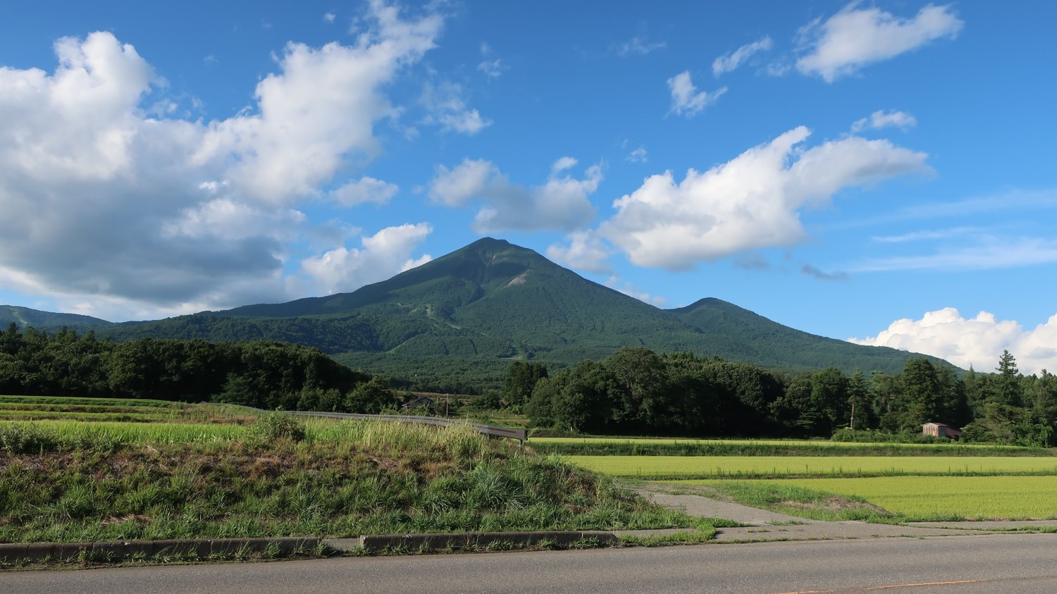 雄大な磐梯山。1988(明治21)年の噴火による山体崩壊で現在の姿になりました。