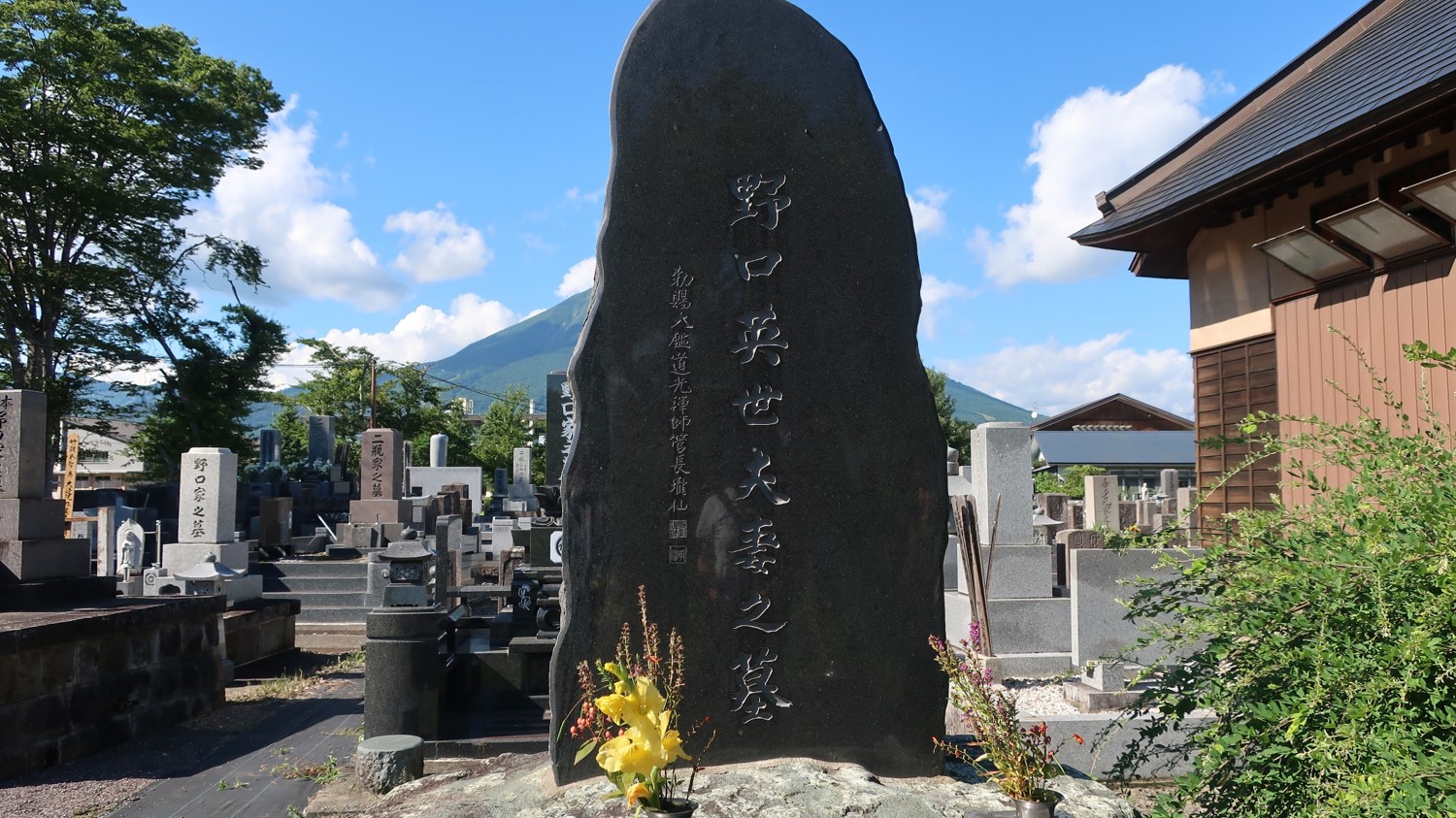 野口英世博士の墓。英世夫妻の遺髪が納められています。