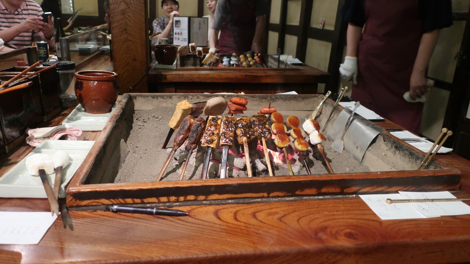 満田(みつた)屋。江戸時代創業の味噌屋で、囲炉裏で焼く田楽は絶品。