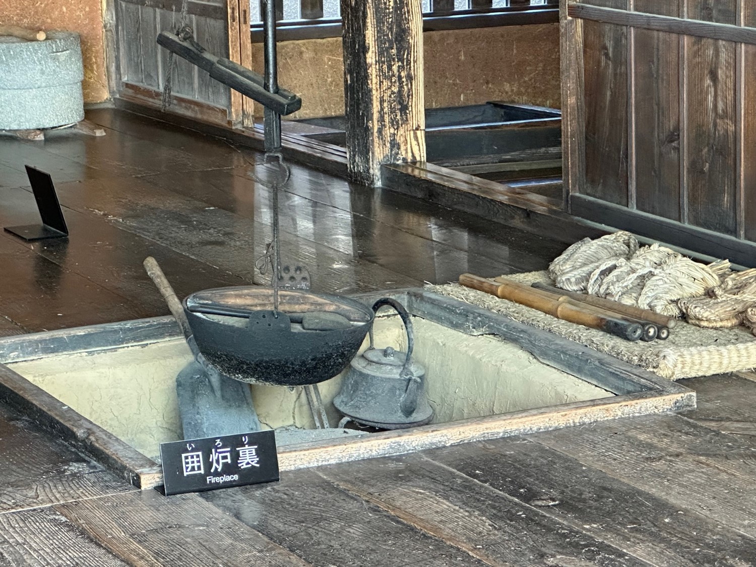 清作(せいさく、英世の幼少期の名)が1歳半の時に落ちて、左手に大やけどを負った囲炉裏(いろり)。