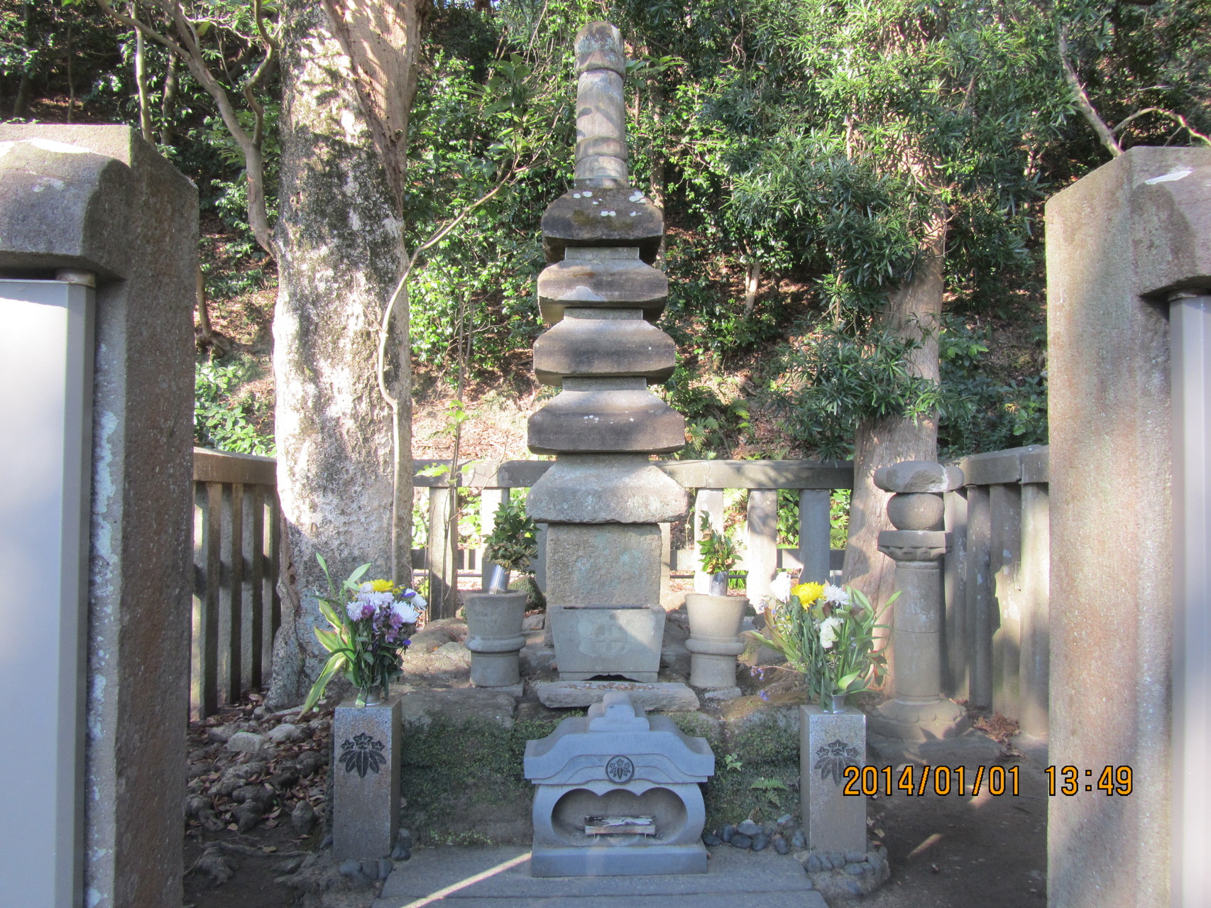 源 頼朝の墓。源 頼朝は鎌倉幕府を開きました。我が片桐家の遠い親戚です。