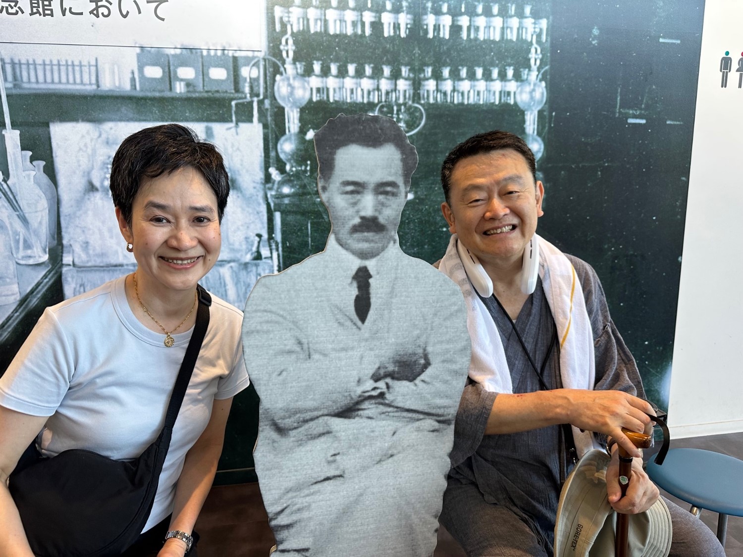 野口英世博士と一緒に記念写真。