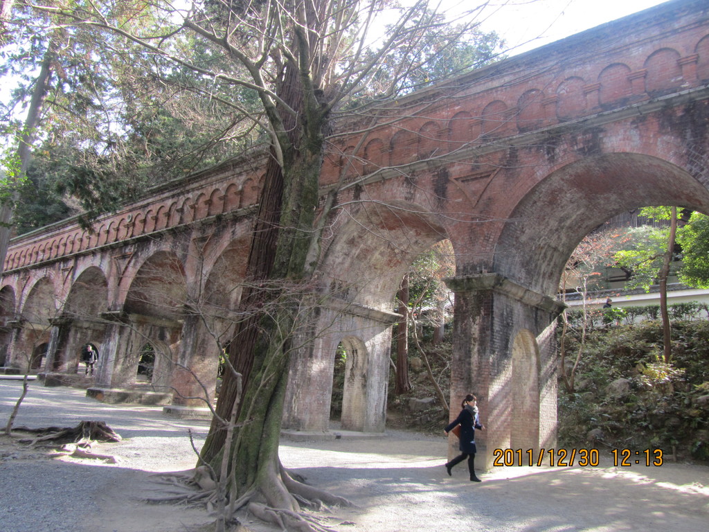 ２．水路閣 　　琵琶湖から京都に水を運ぶ疎水事業の一環として、南禅寺境内に設けられた水路橋です。古代ローマの水道橋を手本とした、全長93mのアーチ構造の優れたデザインです。 　　京都を代表する景観で、しばしば映画やテレビの撮影が行われています。