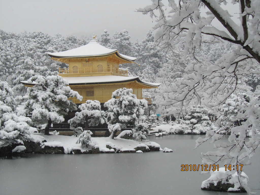 １２．地元の人でも滅多にお目にかかれない雪の金閣寺