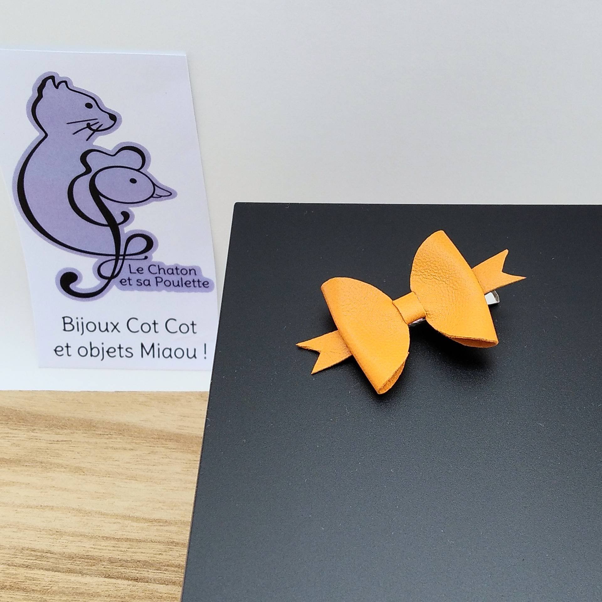 Pince crocodile nœud en cuir moutarde