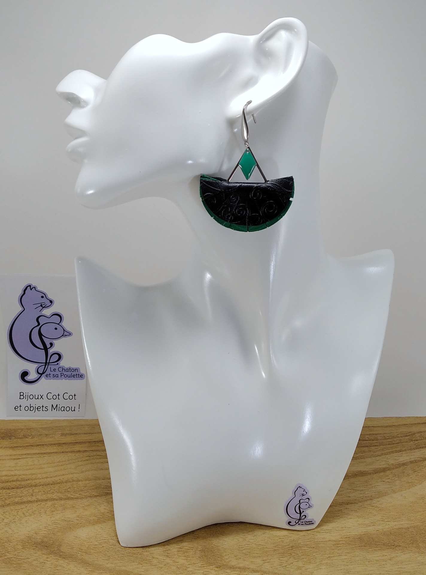 B.O. FORMIDABLE modèle n°11 Cuirs noir/vert émeraude, breloques triangle inox et losange vert émeraude