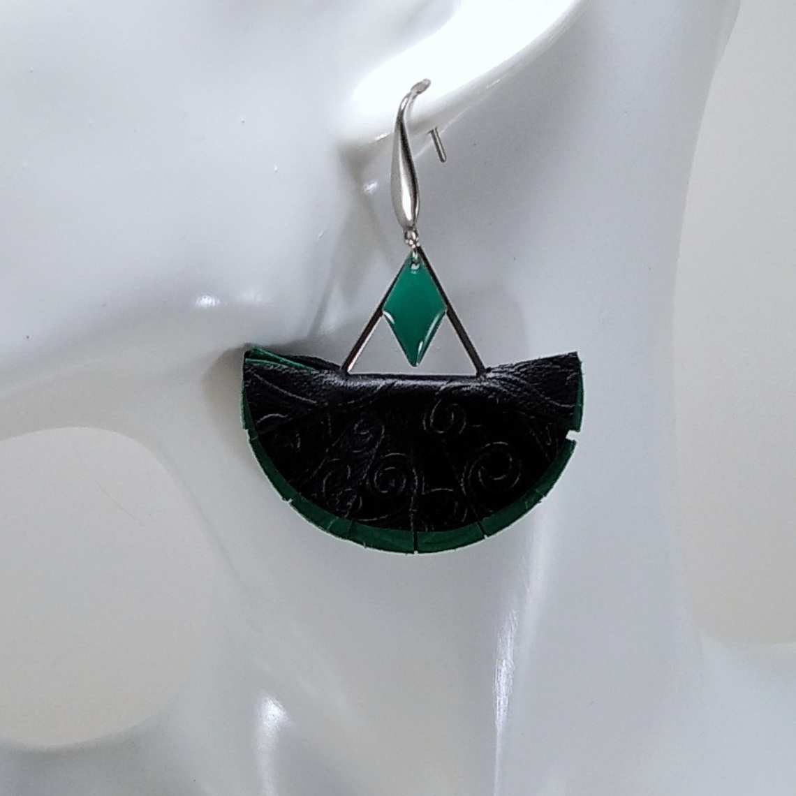 B.O. FORMIDABLE modèle n°11 Cuirs noir/vert émeraude, breloques triangle inox et losange vert émeraude