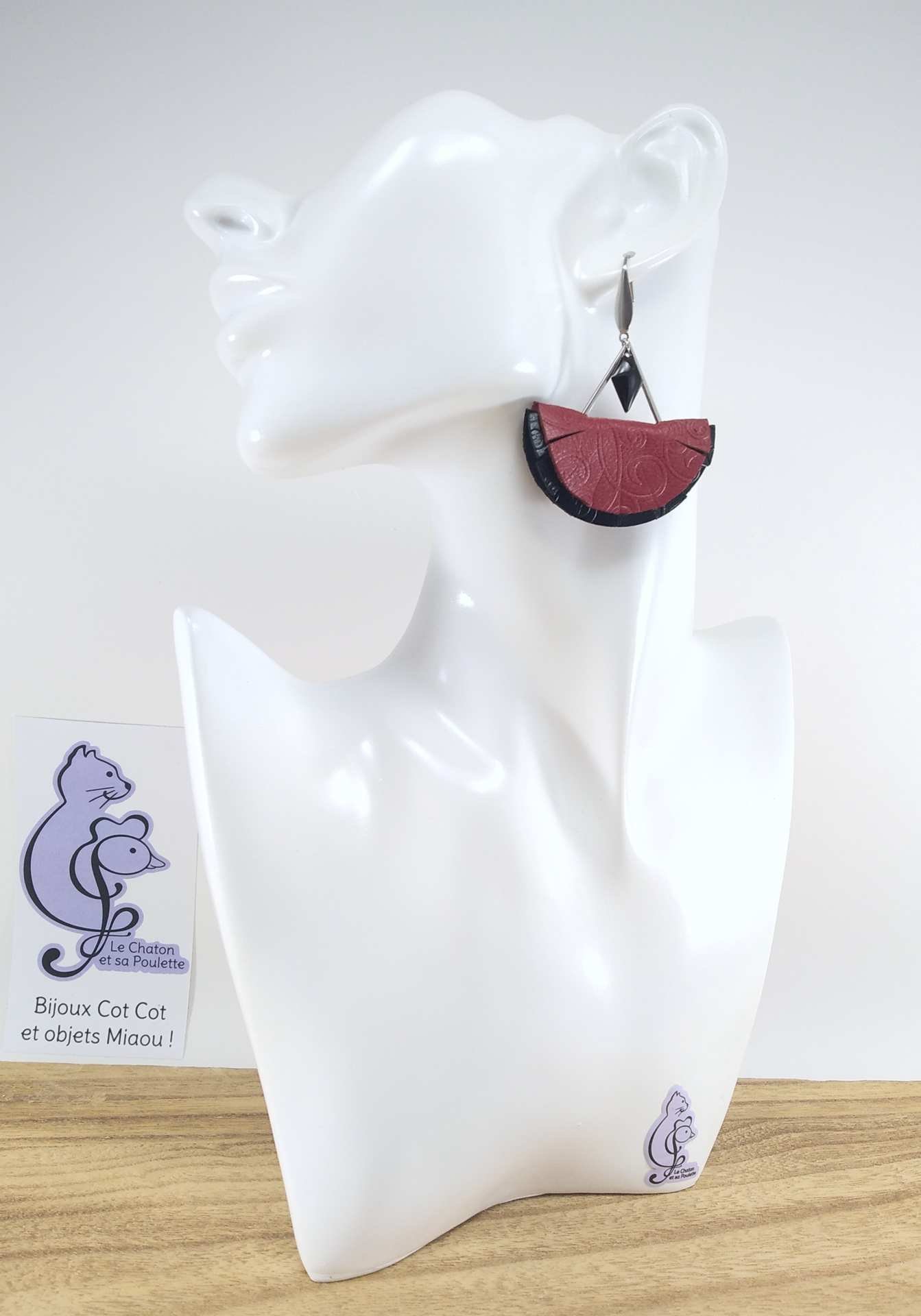 VENDUES ! B.O. FORMIDABLE modèle n°11 Cuirs rouge/noir, breloques triangle inox et losange noir