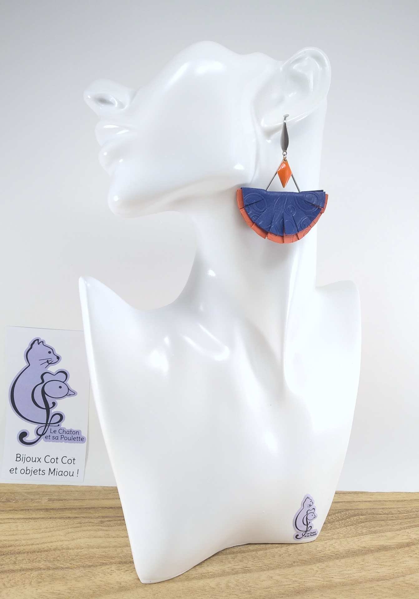 B.O. FORMIDABLE modèle n°11 Cuirs bleu marine/orange, breloques triangle inox et losange orange