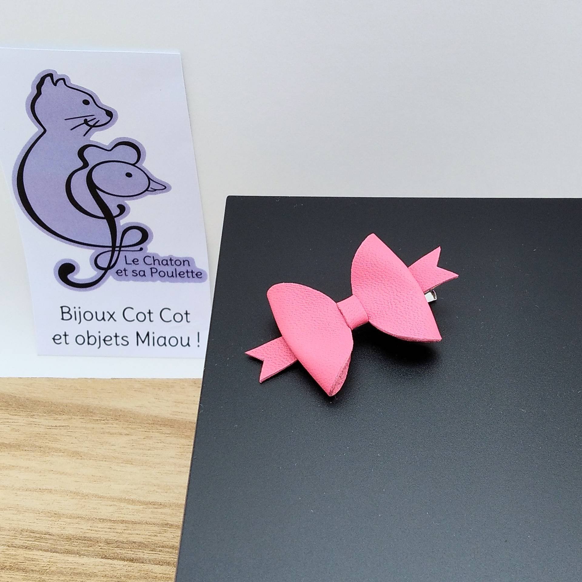 Pince crocodile nœud en cuir rose