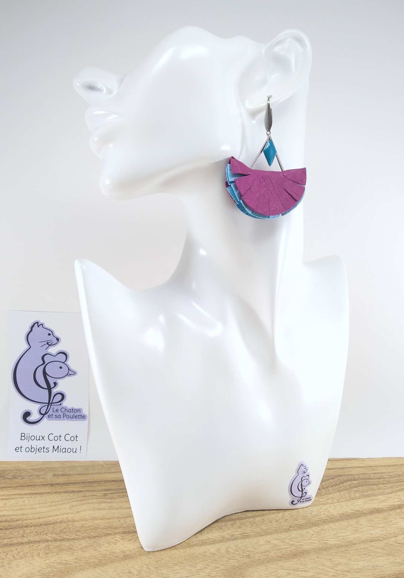 B.O. FORMIDABLE modèle n°11 Cuirs fuchsia/bleu azur, breloques triangle inox et losange turquoise