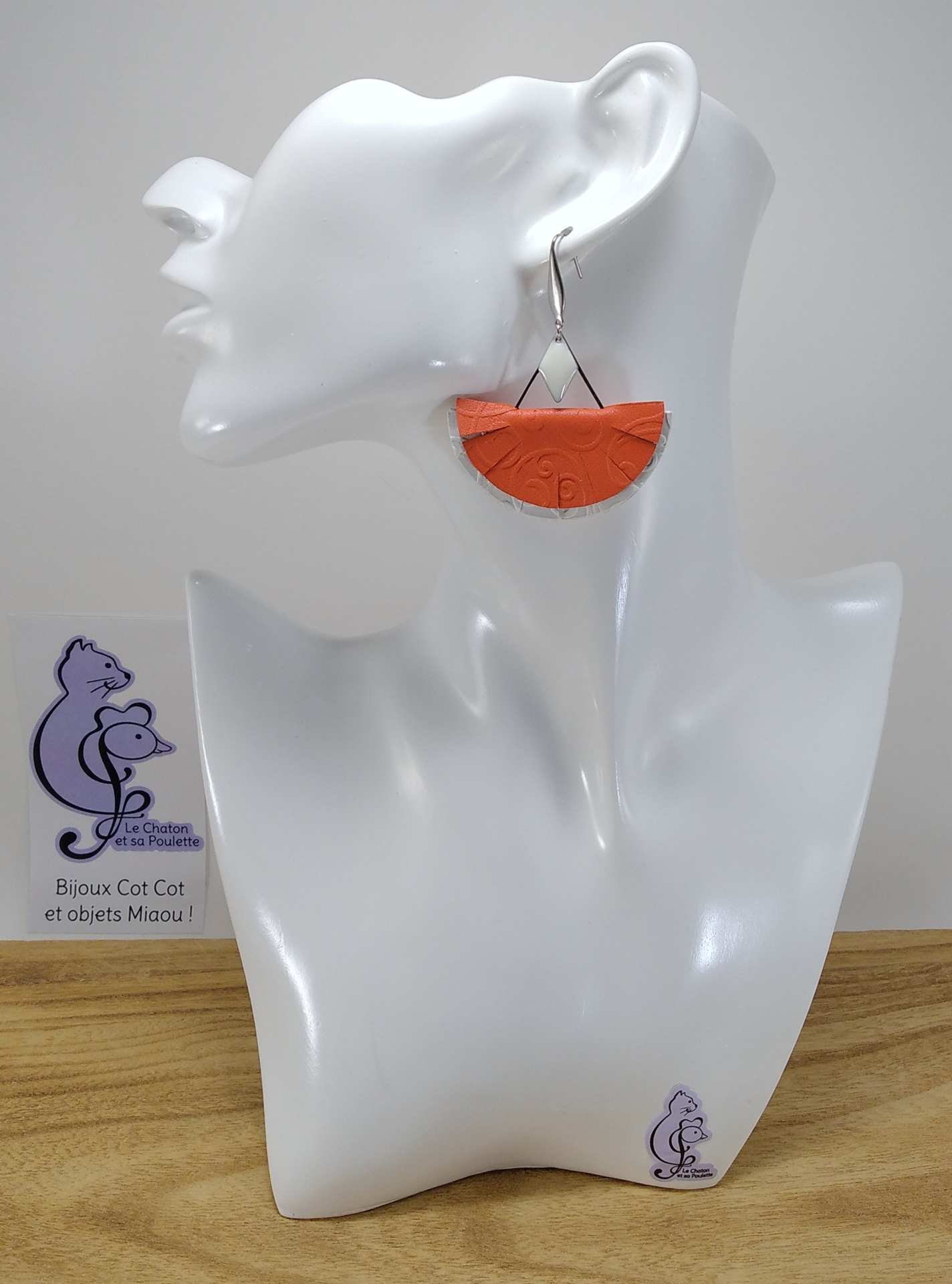 B.O. FORMIDABLE modèle n°11 Cuirs orange/argent irisé, breloques triangle inox et losange blanc