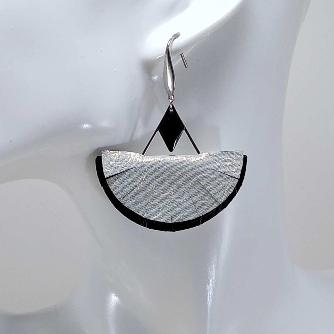 VENDUES ! B.O. FORMIDABLE modèle n°11 Cuirs argent irisé/noir, breloques triangle inox et losange noir