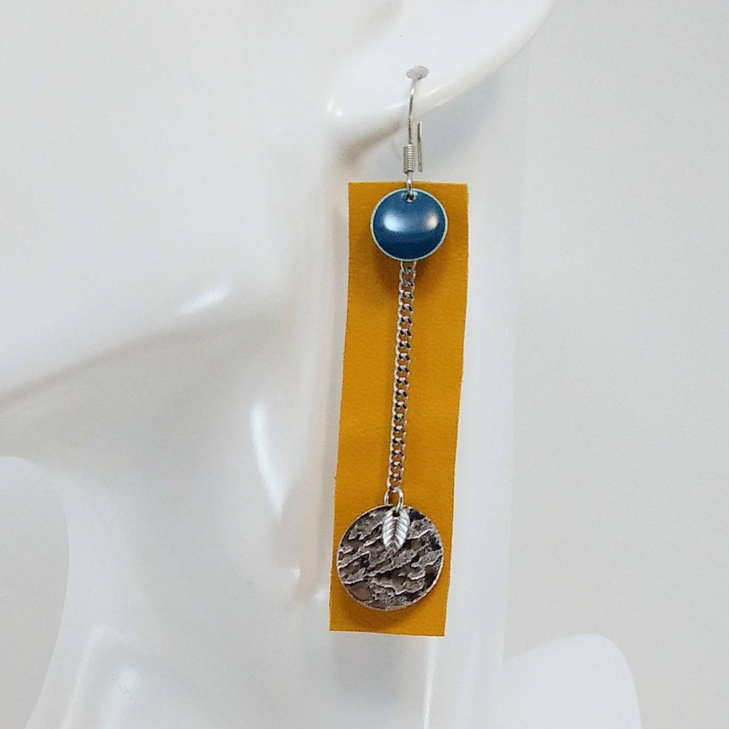 B.O. FORMIDABLE modèle CATHERINE Cuir ocre, breloque résine rond bleu canard, breloques inox rond martelé et feuilles et chaine