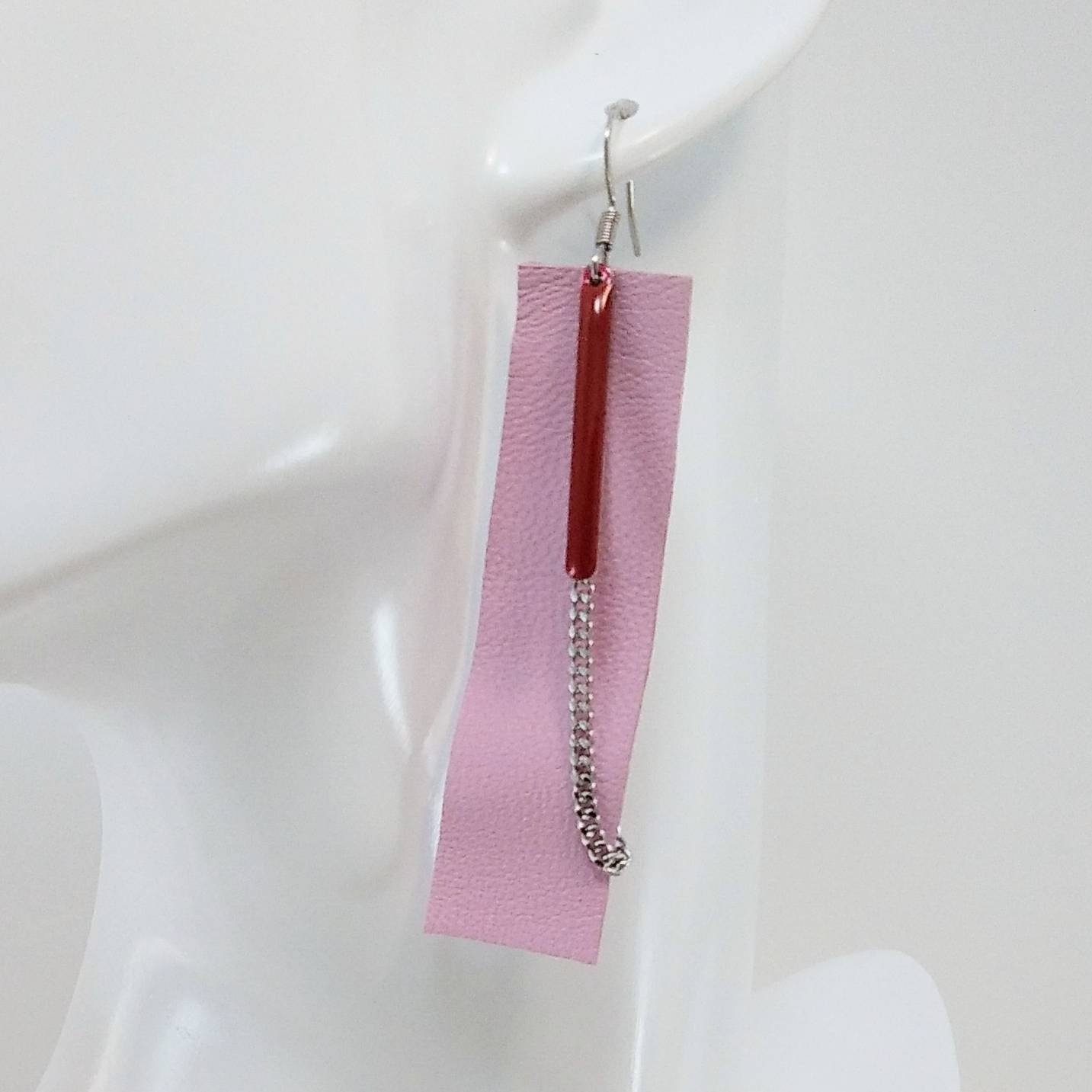 GAGNEES CONCOURS ! B.O. FORMIDABLE modèle CATHERINE Cuir rose dragée, breloque résine barre rouge et chaine