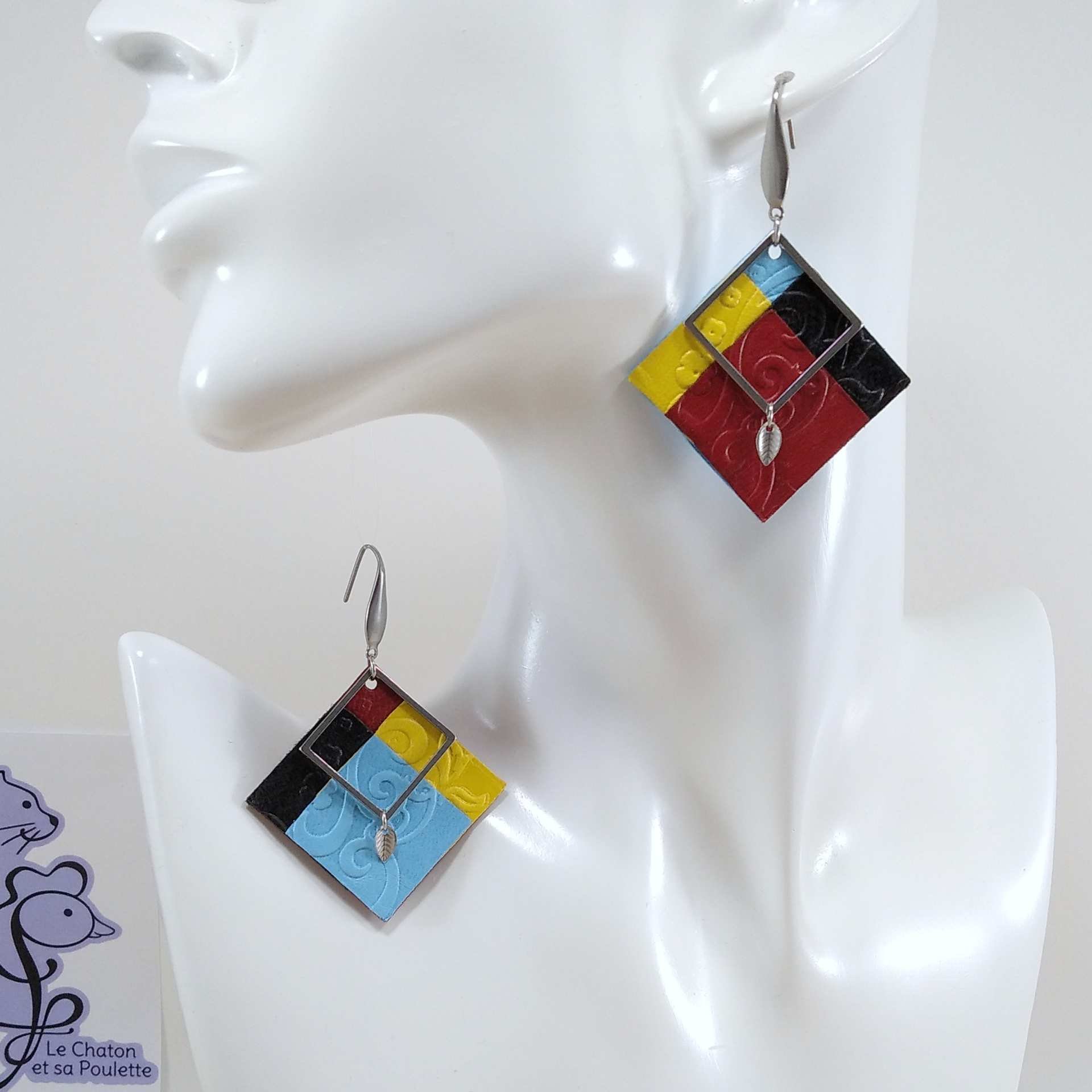 B.O. FORMIDABLE modèle n°10 Cuirs bleu azur/noir/rouge/jaune, breloques carré et feuille inox