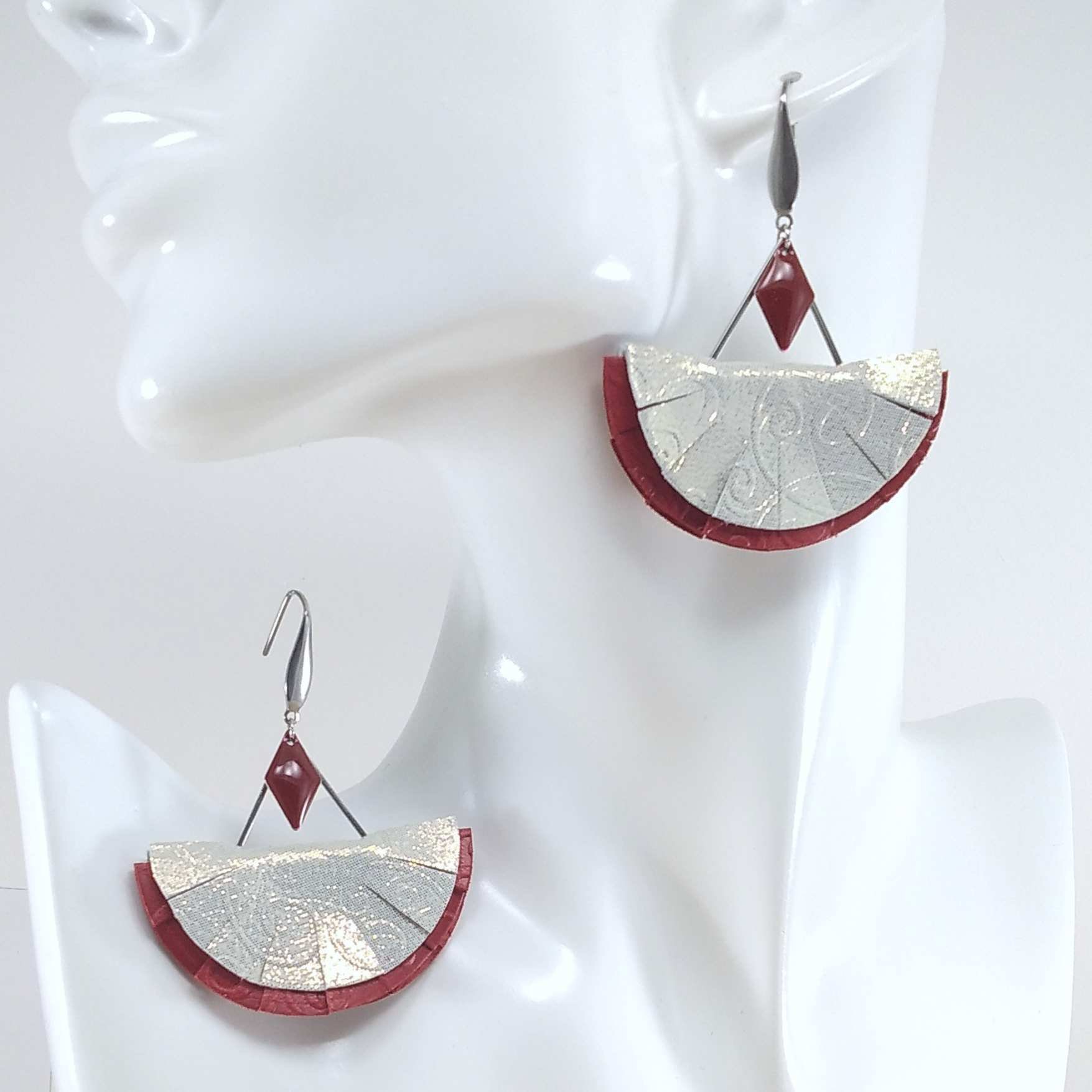 B.O. FORMIDABLE modèle n°11 Cuirs argent irisé/rouge, breloques triangle inox et losange rouge