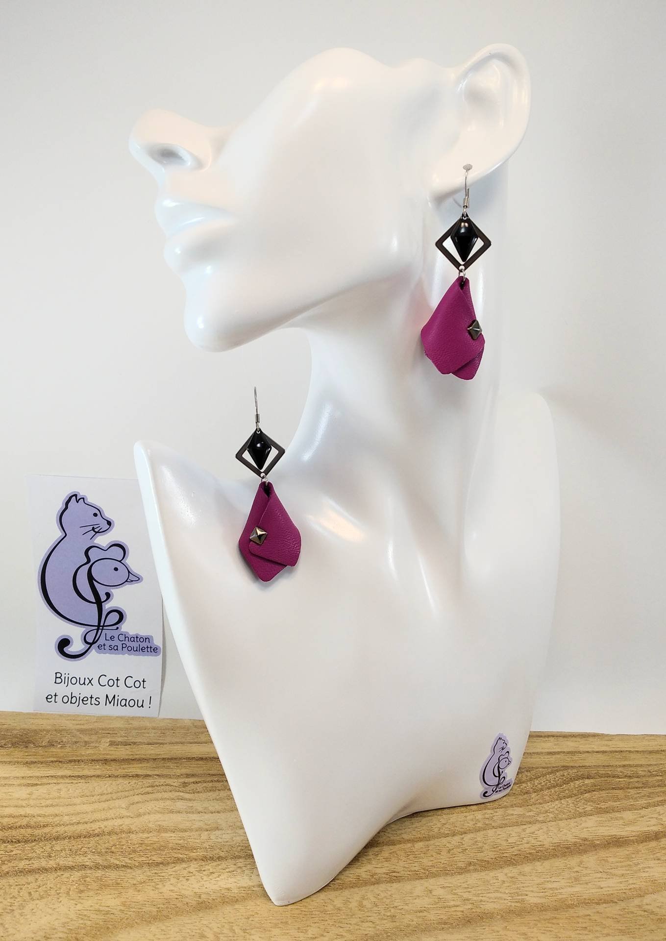 VENDUES ! BO FORMIDABLE modèle VAL cuir fuchsia, breloques inox carré, losange noir et carré diamant laiton noir