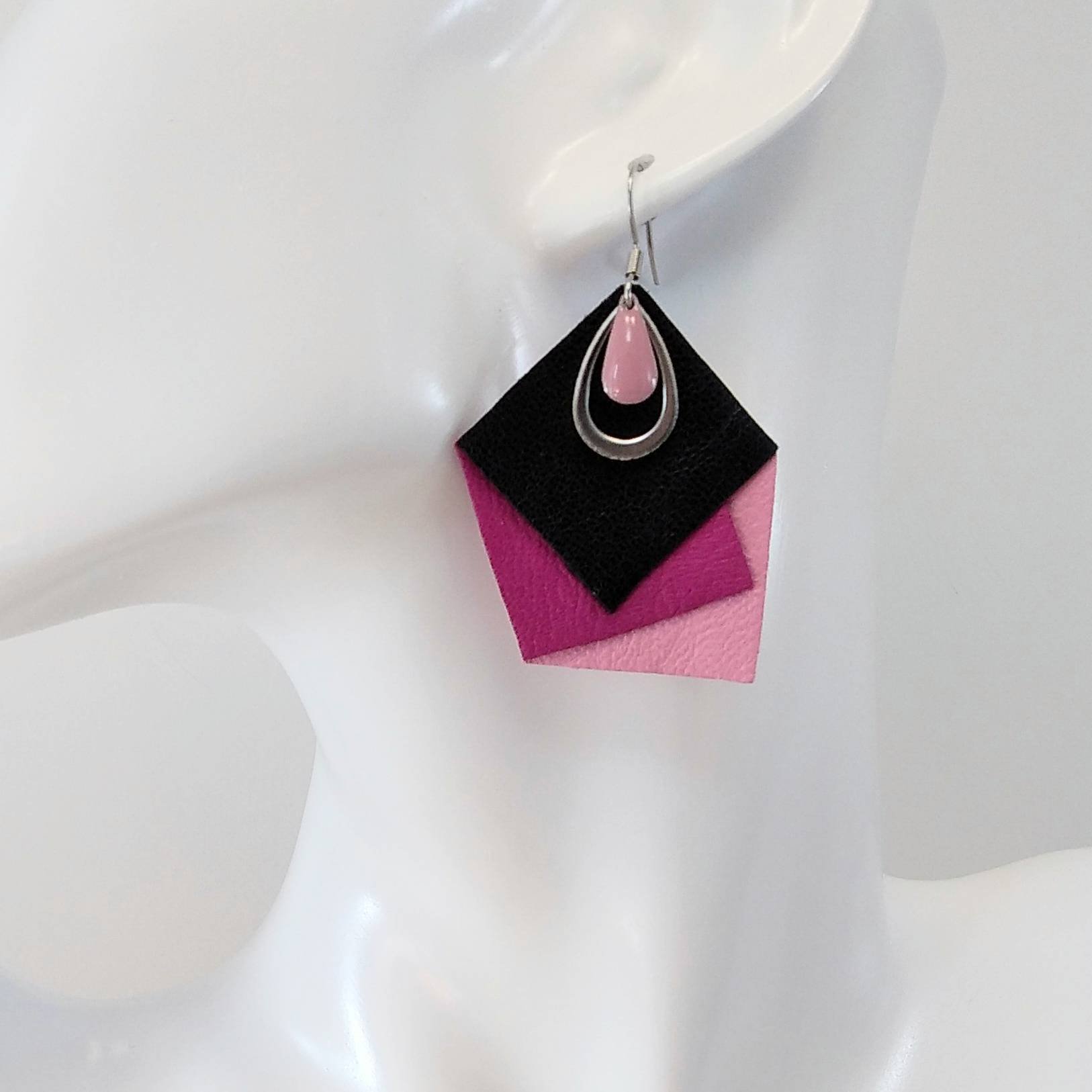 VENDUES ! B.O. FORMIDABLE modèle CLAUDINE Cuirs noir/fuchsia/rose dragée, breloques goutte inox et goutte rose