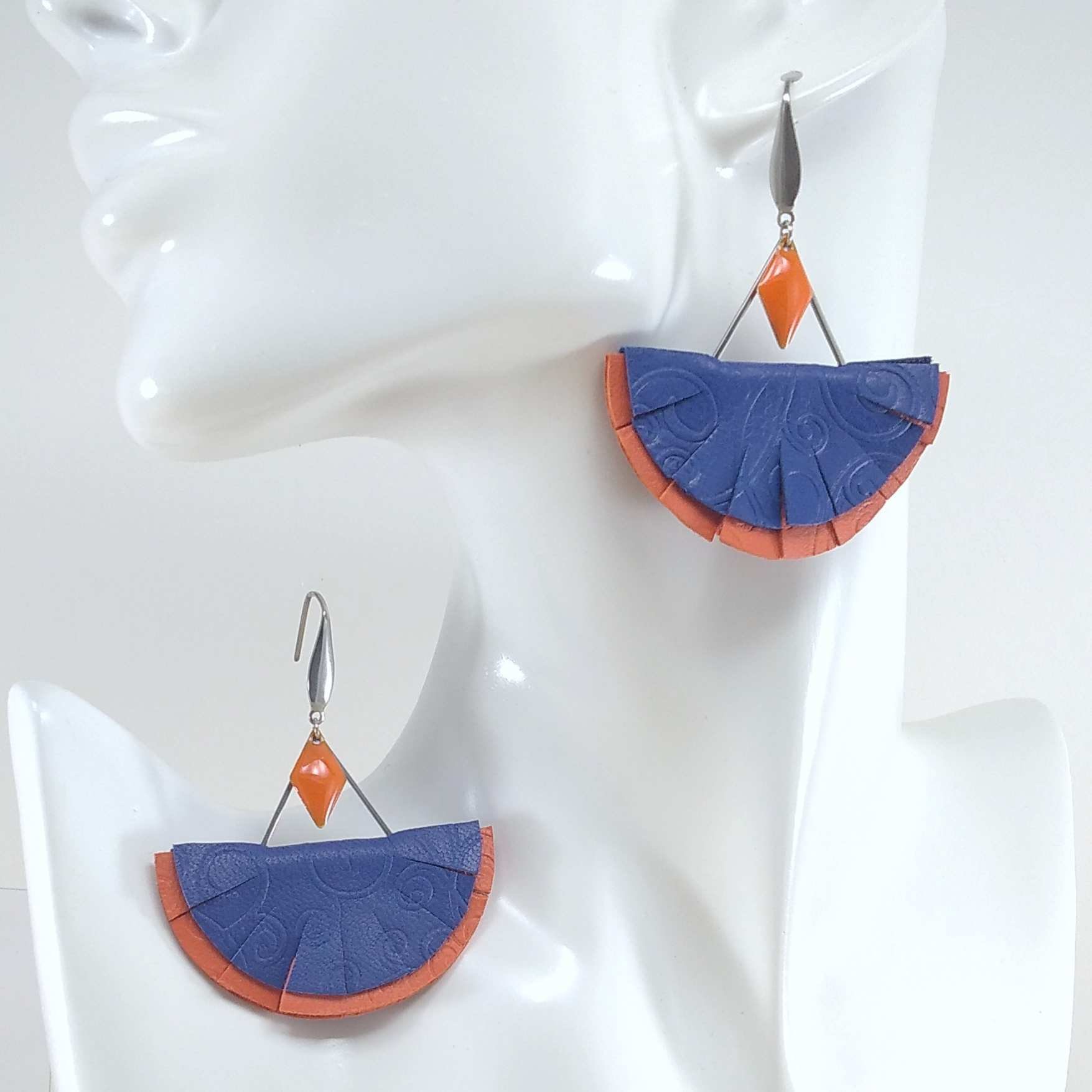 B.O. FORMIDABLE modèle n°11 Cuirs bleu marine/orange, breloques triangle inox et losange orange