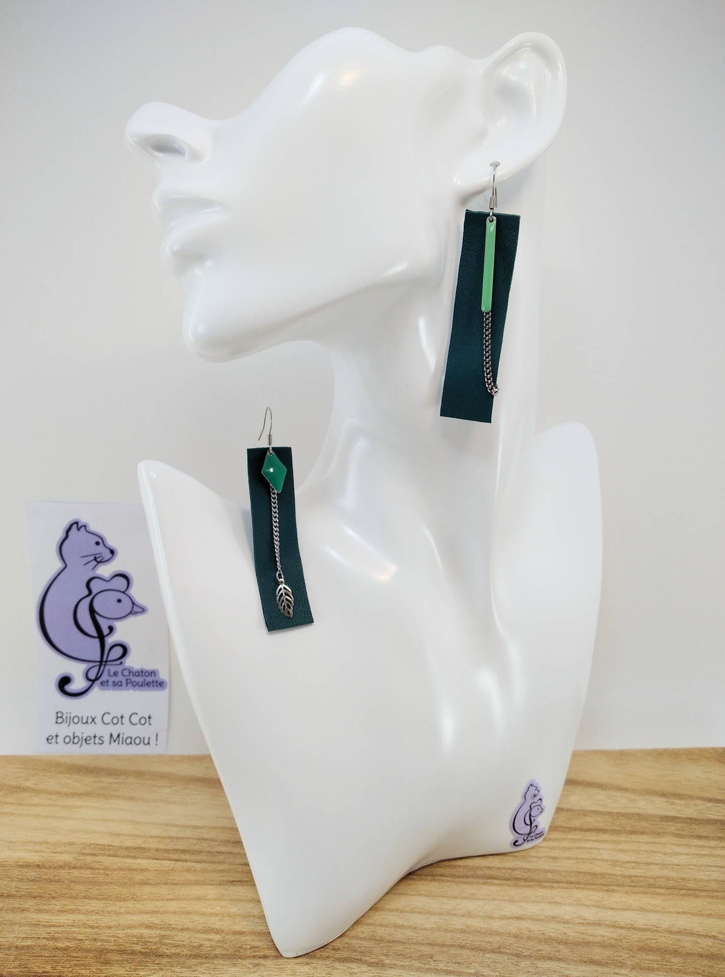 VENDUES ! B.O. FORMIDABLE modèle CATHERINE Cuir vert émeraude, breloques résine losange vert prasin et barre vert d'eau, breloque inox feuille et chaine