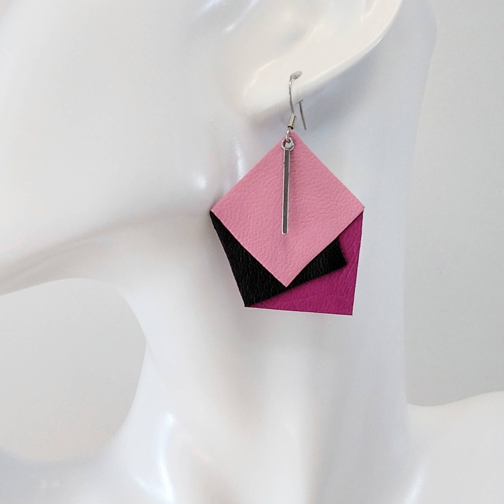 VENDUES ! B.O. FORMIDABLE modèle CLAUDINE Cuirs noir/fuchsia/rose dragée, breloque barre inox