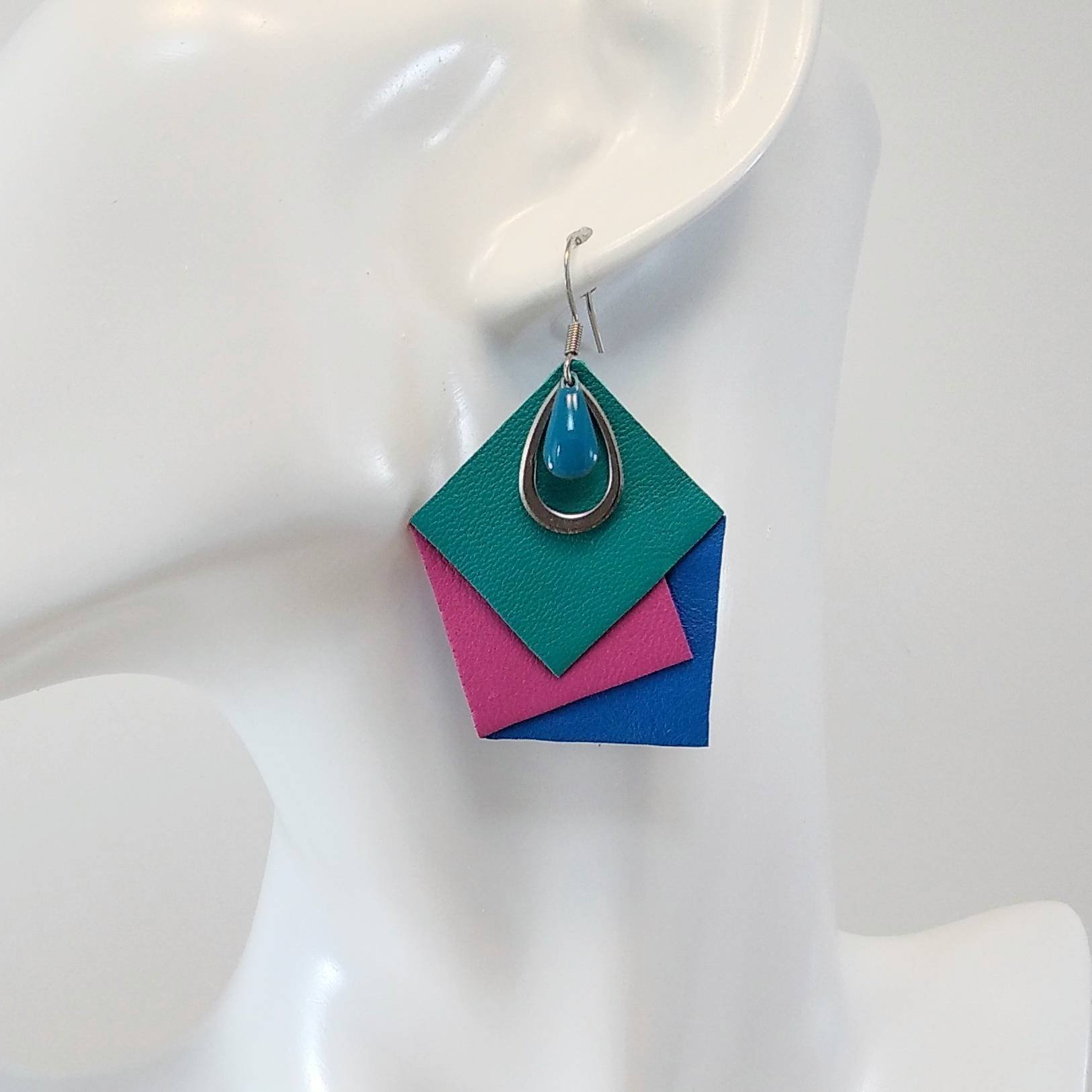 VENDUES ! B.O. FORMIDABLE modèle CLAUDINE Cuirs vert prasin/fuchsia/bleu cobalt, breloques goutte inox et goutte bleu cérulé