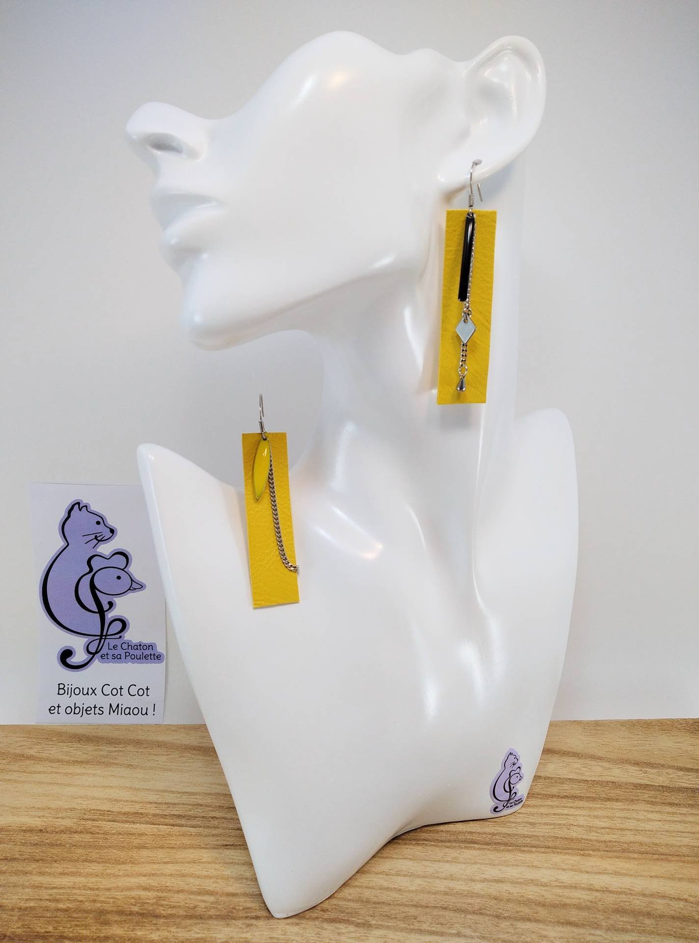 B.O. FORMIDABLE modèle CATHERINE Cuir jaune, breloques résine navette jaune et barre noire, breloques inox losange et goutte et chaine