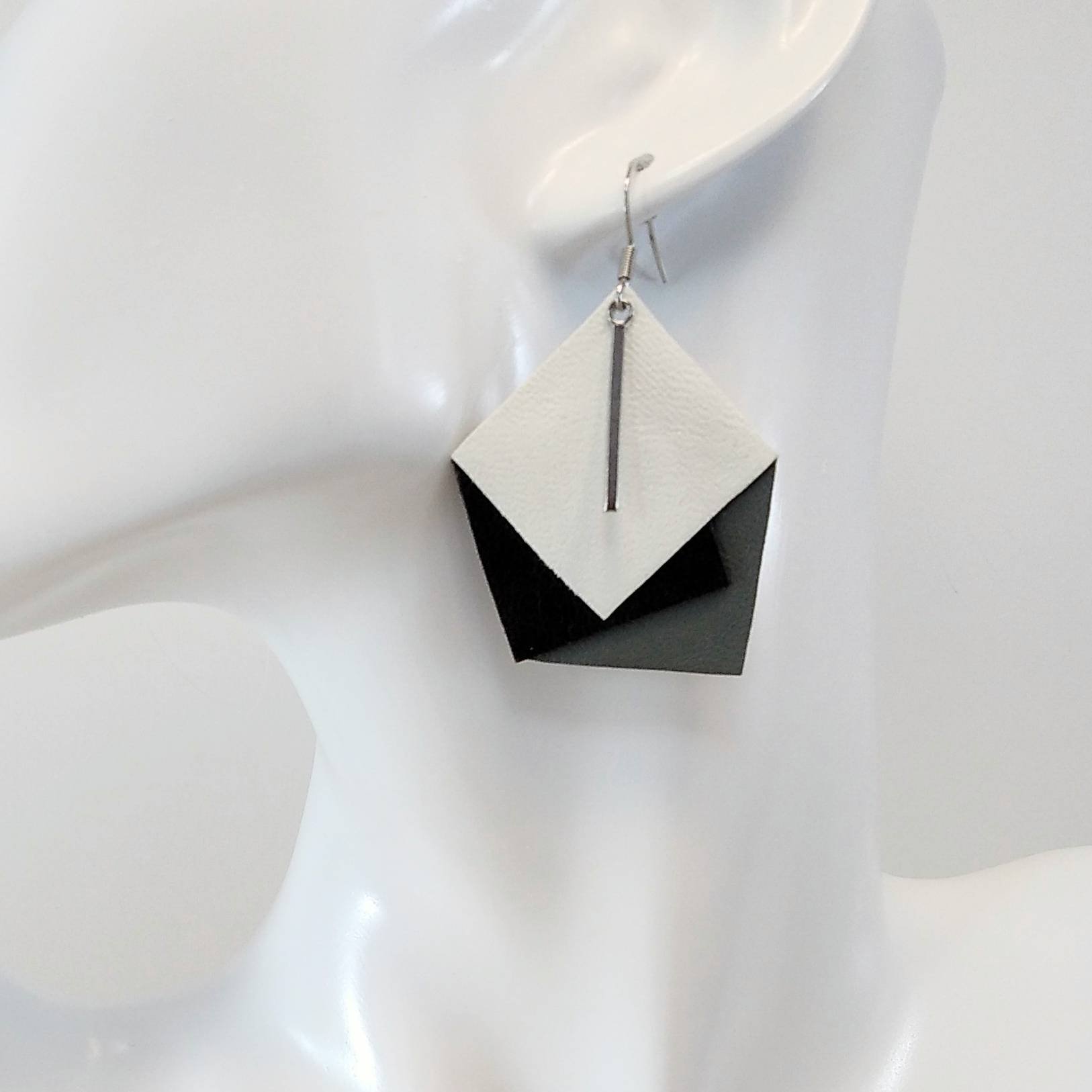 VENDUES ! B.O. FORMIDABLE modèle CLAUDINE Cuirs noir/gris/blanc, breloque barre inox