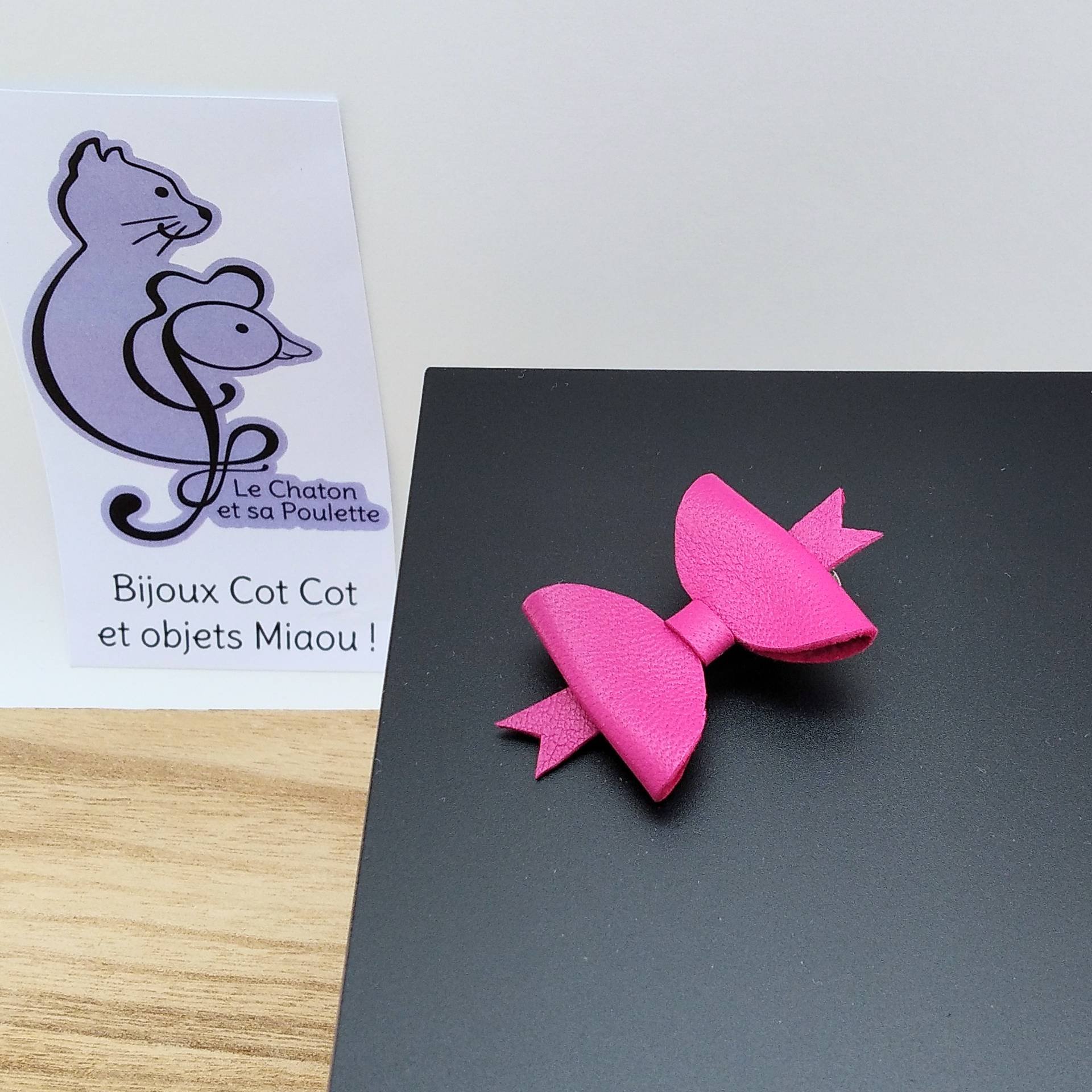 Pince crocodile nœud en cuir fuchsia