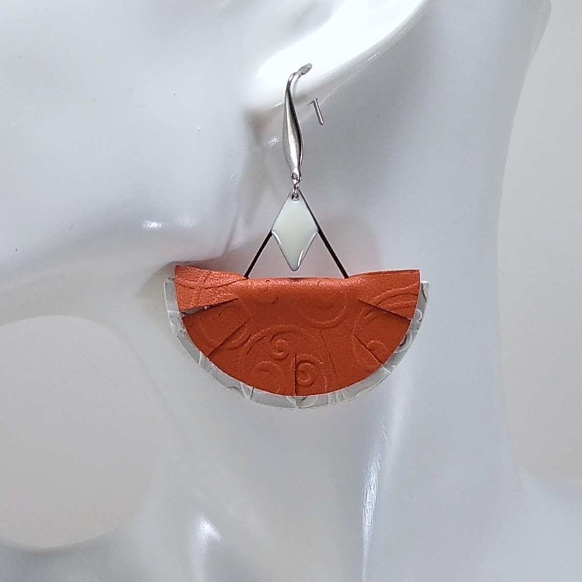 B.O. FORMIDABLE modèle n°11 Cuirs orange/argent irisé, breloques triangle inox et losange blanc